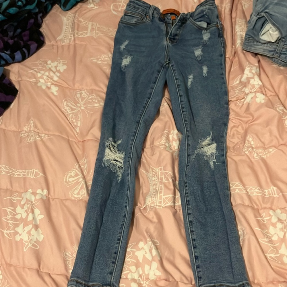 Brand is WAX Jean, size is 0/24 color blue and they’re skinny high waisted.